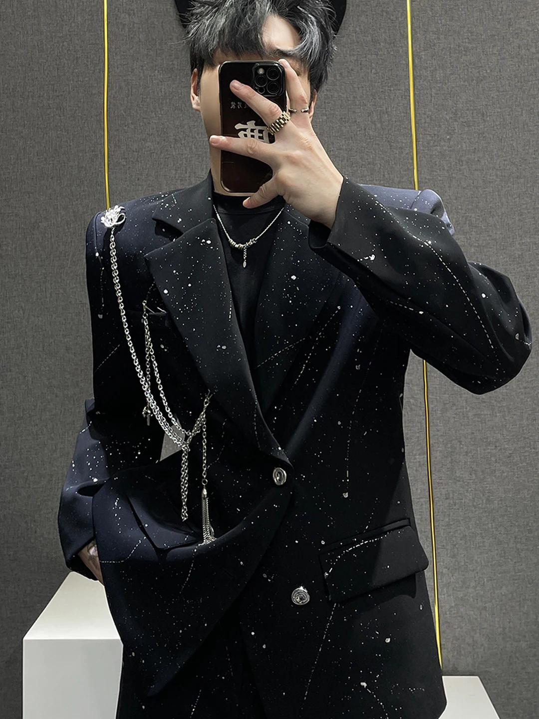 

Мужской повседневный пиджак на весну-осень, свободный крой, с подплечниками, декоративной цепочкой, модный молодежный стиль, на одной пуговице, длинный рукав