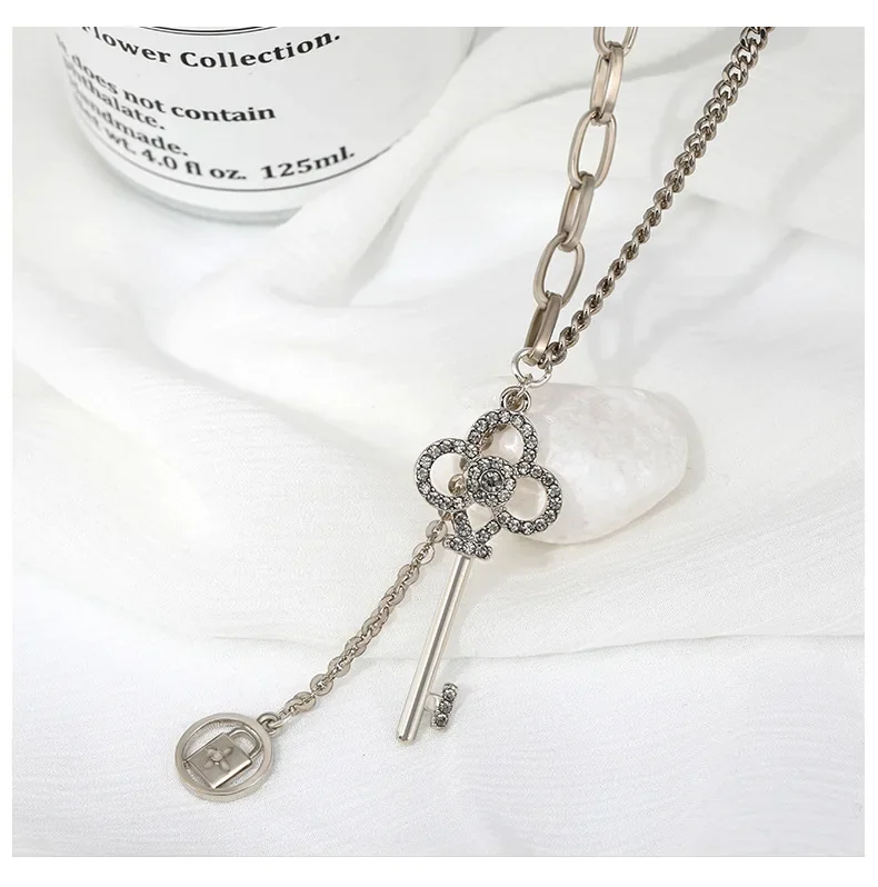 قلادة مفاتيح جديدة متعددة الأغراض للخريف والشتاء، سترة نسائية كلاسيكية مع سلسلة متوسطة شرابة وسلسلة الترقوة