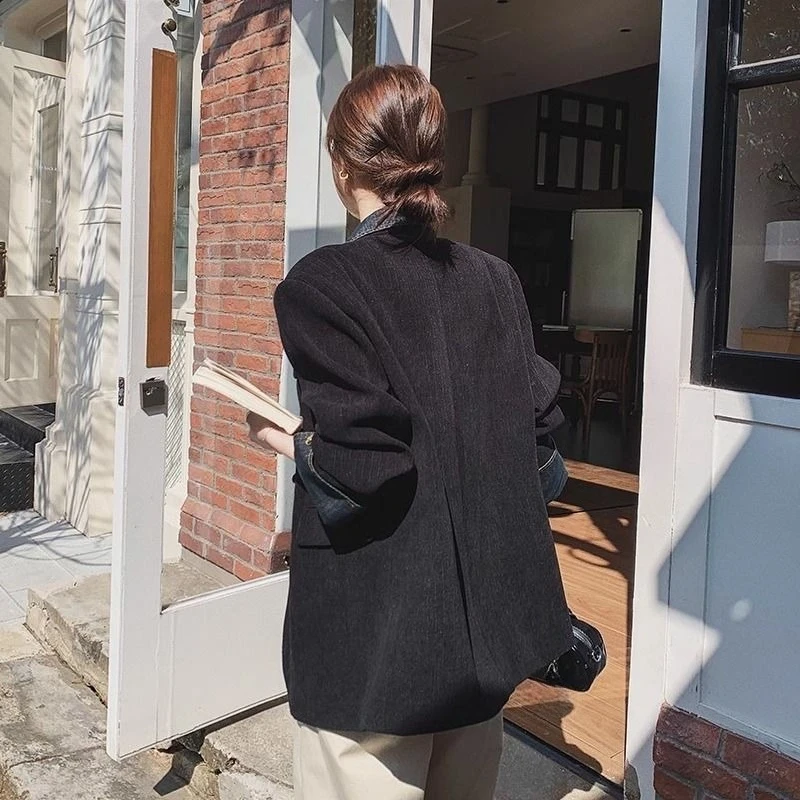 سترة نسائية قصيرة سوداء لخريف وشتاء 2025 على الطراز الكوري سترة فضفاضة من قماش الدنيم مُزينة بقطع القماش عالية الجودة