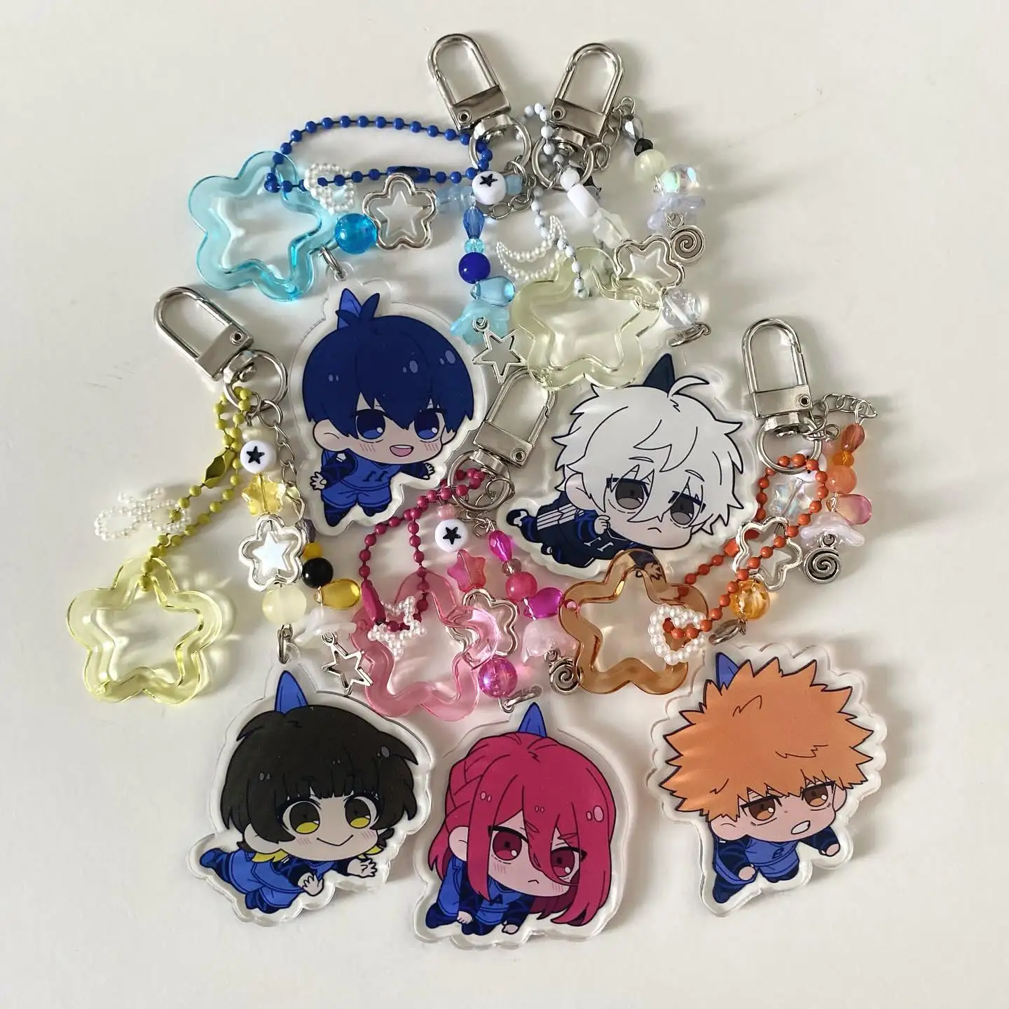 Image of Handgefertigte Anime-Schlüsselanhänger im Y2K-Stil aus Acryl mit Figuren wie Isagi Yoichi und Bachira Meguru.