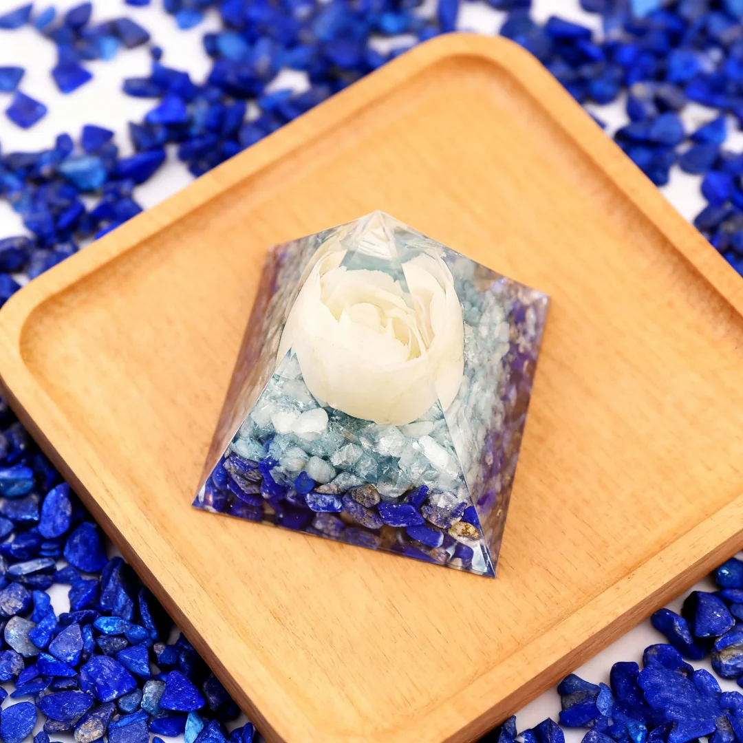 قطعة واحدة من هرم الورد الأورجونيت، هرم مع ورود مثبتة على البلورات الزرقاء واللازورد، هرم الورد لتزيين المنزل #3