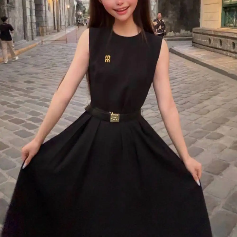 

Women's Dress MM 24ss New Sleeveless Dress With Letter Gold Thread Embroidery Decoration And Classic Small Black Dress With Belt