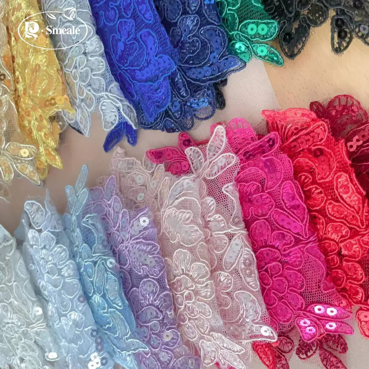 20 Stück und 10 Stück. Spitzenborte mit glänzenden Pailletten und verspiegelten Blumen. Hochzeitskleid, Hochzeitsschuhe, Kopfschmuck, DIY-Nähzubehör. – Detail 6