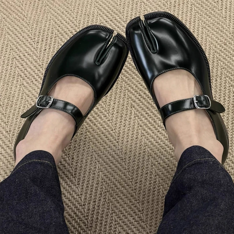 Womens Shallow Open Tabi Mary Jane Flat Shoes Patent Leather Split Toe Design Popular Fashion Footwear Suitable for Daily Wear