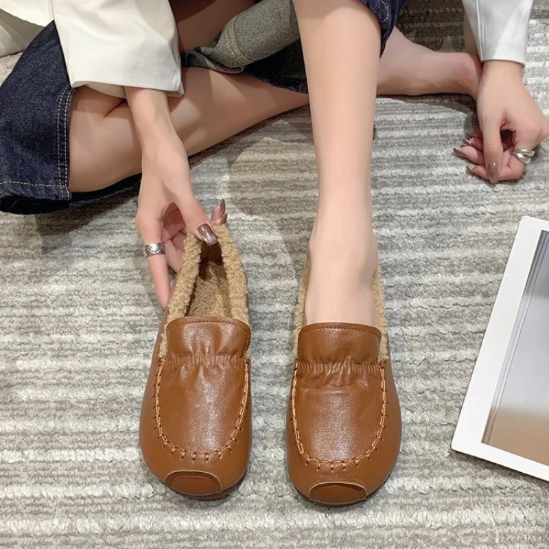 Okrągłe palce damskie Casual Female Sneakers White Leather Shoes Slip-on Loafers Fur Soft Moccasin Slip on New Winter Leisure Basic
