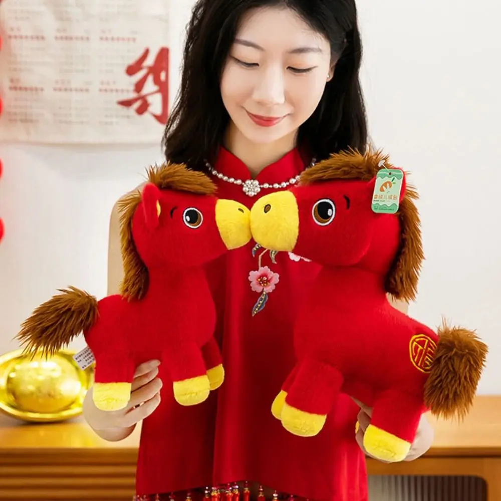 ตุ๊กตาสัตว์ม้าการ์ตูนนำโชค ขนาด 25 ซม./30 ซม. รูปม้าตามปีนักษัตรจีน สีแดงน่ารัก เหมาะสำหรับเทศกาลฤดูใบไม้ผลิ