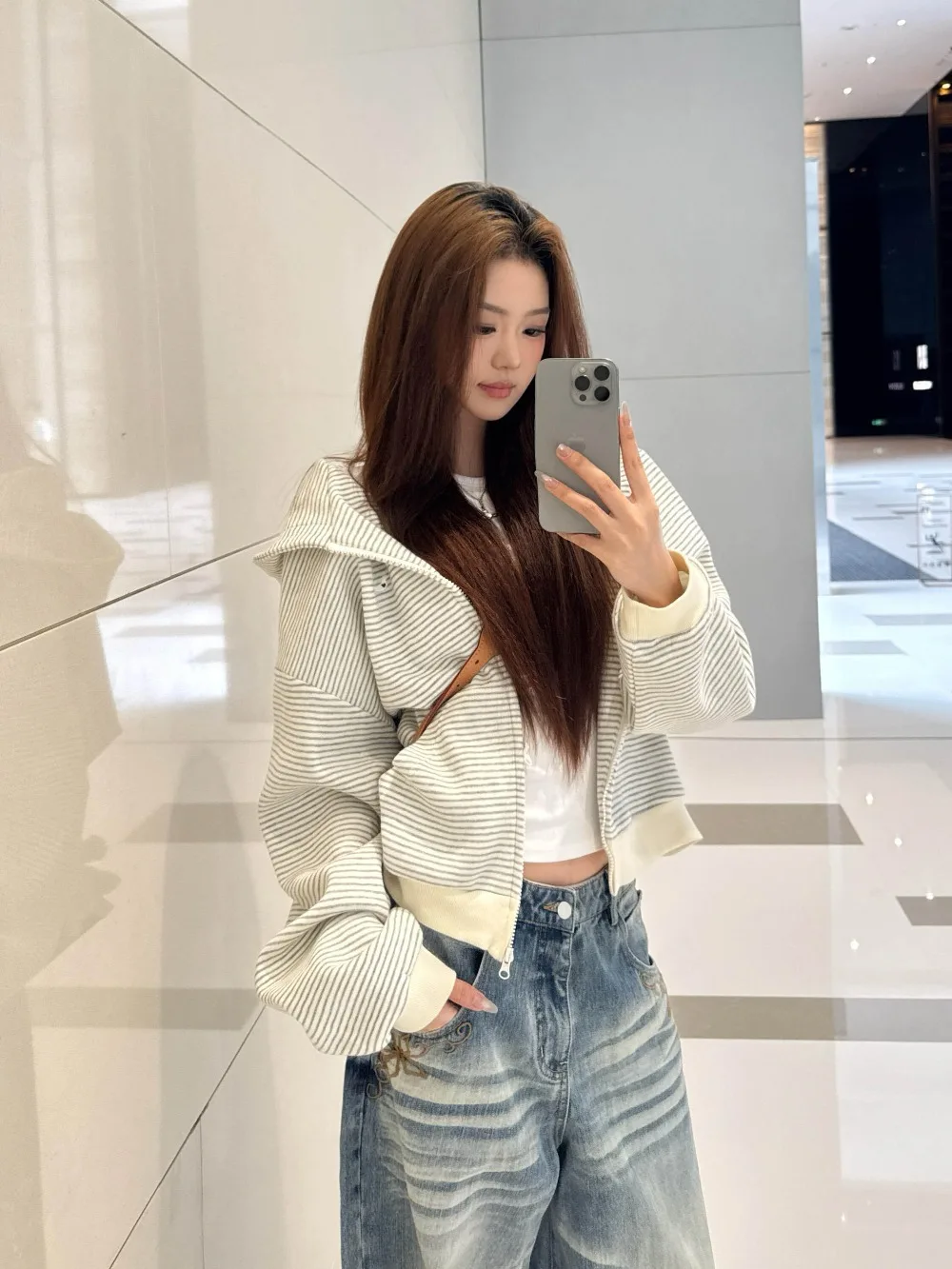 Herbst-Winter-Kurzjacke mit Reißverschluss für Damen, koreanischer, lässiger Stil, gestreifter Kapuzen-Cardigan, lockerer Schnitt, vielseitig einsetzbar, langärmelig, als Oberbekleidung geeignet. – Detail 2
