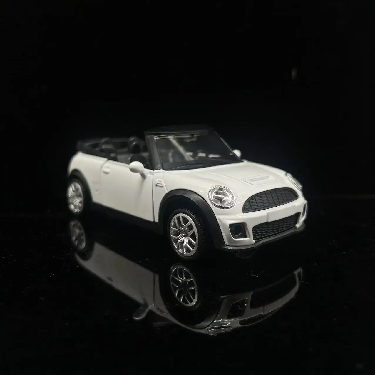 1: 32 MINI Alloy Car Model Sound and Light Version Simulation Model Toy Children's Gift toys Convertible Sports Car