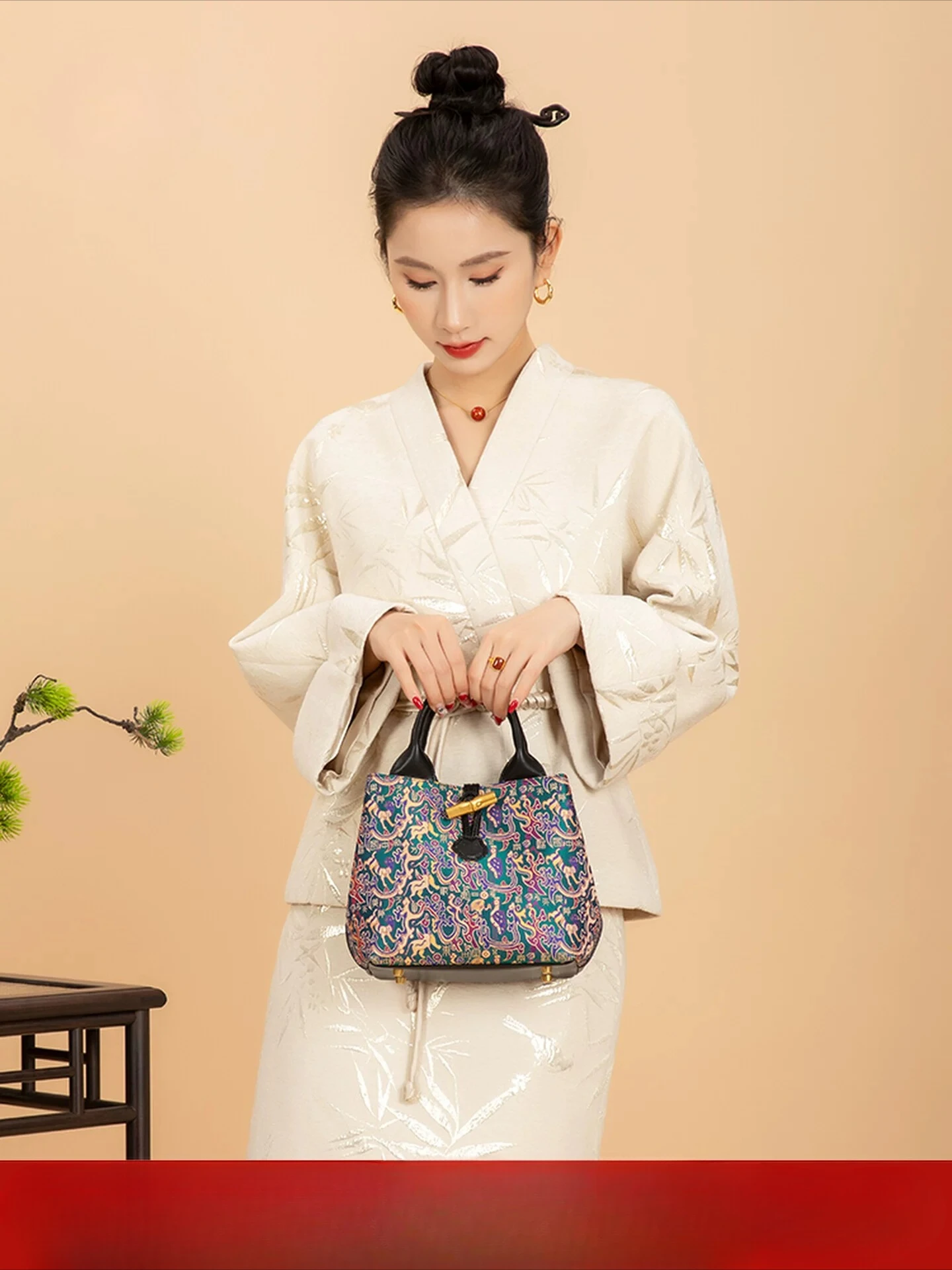 

New High-end Women's Handbag, Cowhide Silk Embroidery Splicing Chinese Style Fashion Handmade Messenger Women's Bag