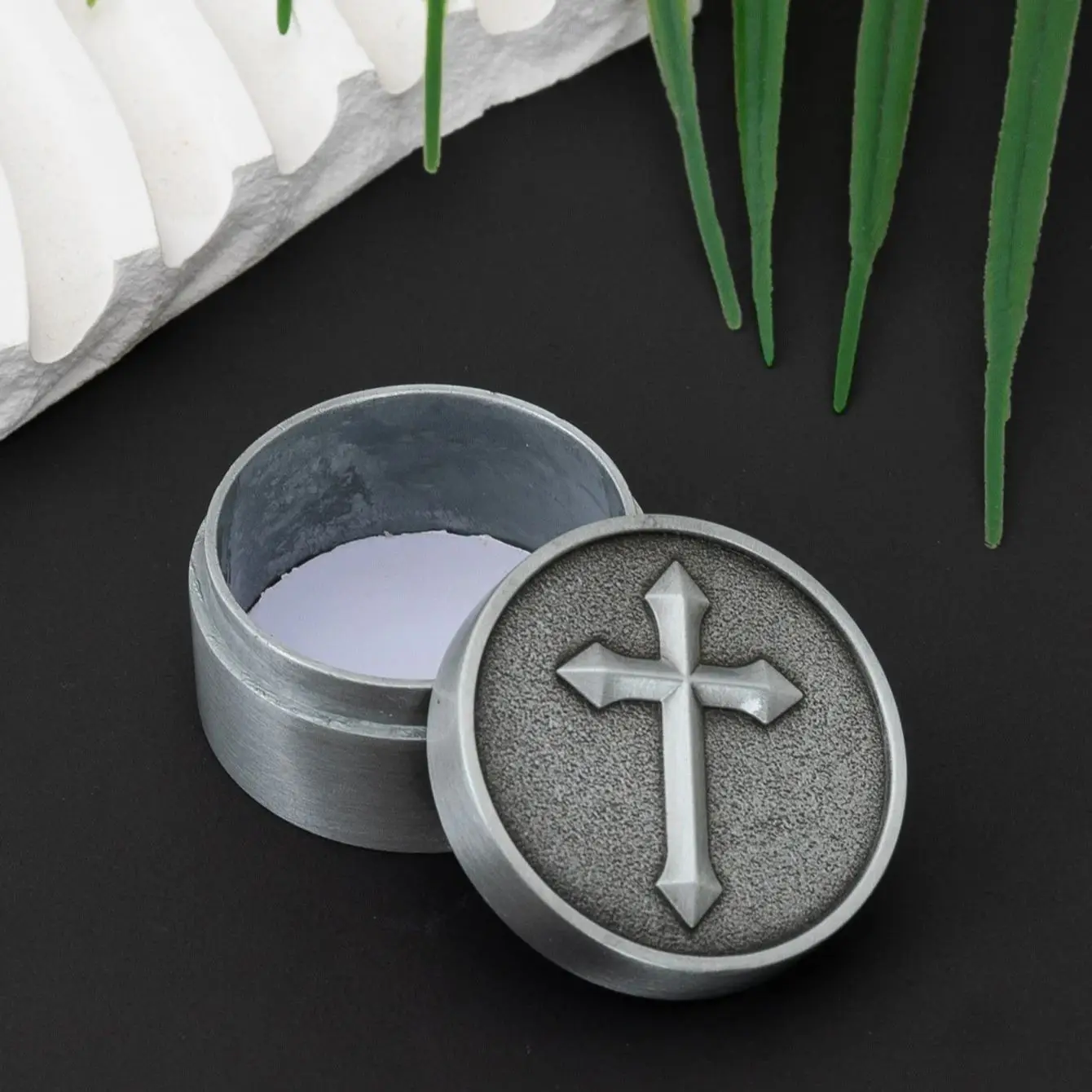 Retro metal crafts mini cologne paste small box sealed solid paste carry-on round cross jewelry box