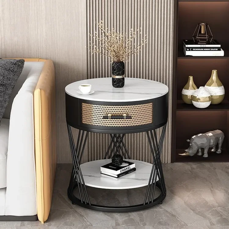 Soggiorno nordico lastra di roccia divano bordo pochi, comodino rotondo armadietto laterale, balcone con cassetti tavolino portaoggetti