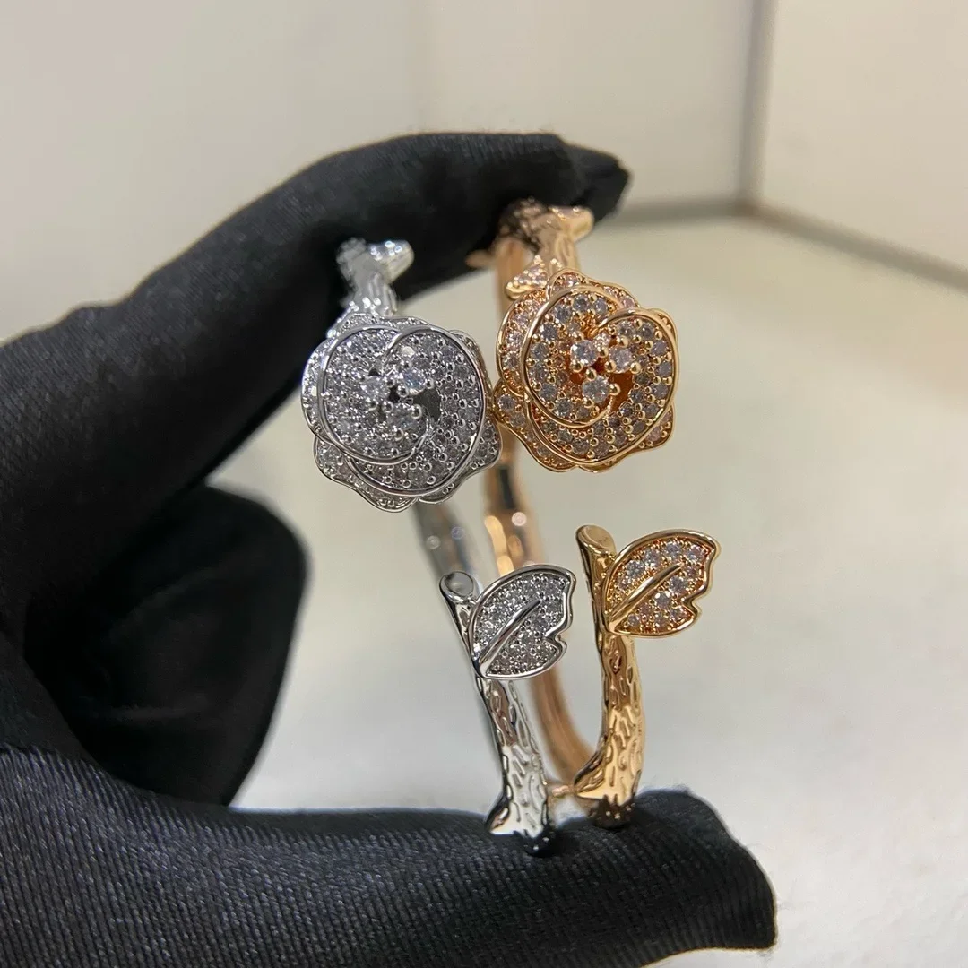 

2024 new V-shaped gold rose flower vine opening bracelet for women, sweet and fashionable style, high-end custom, full of diamon