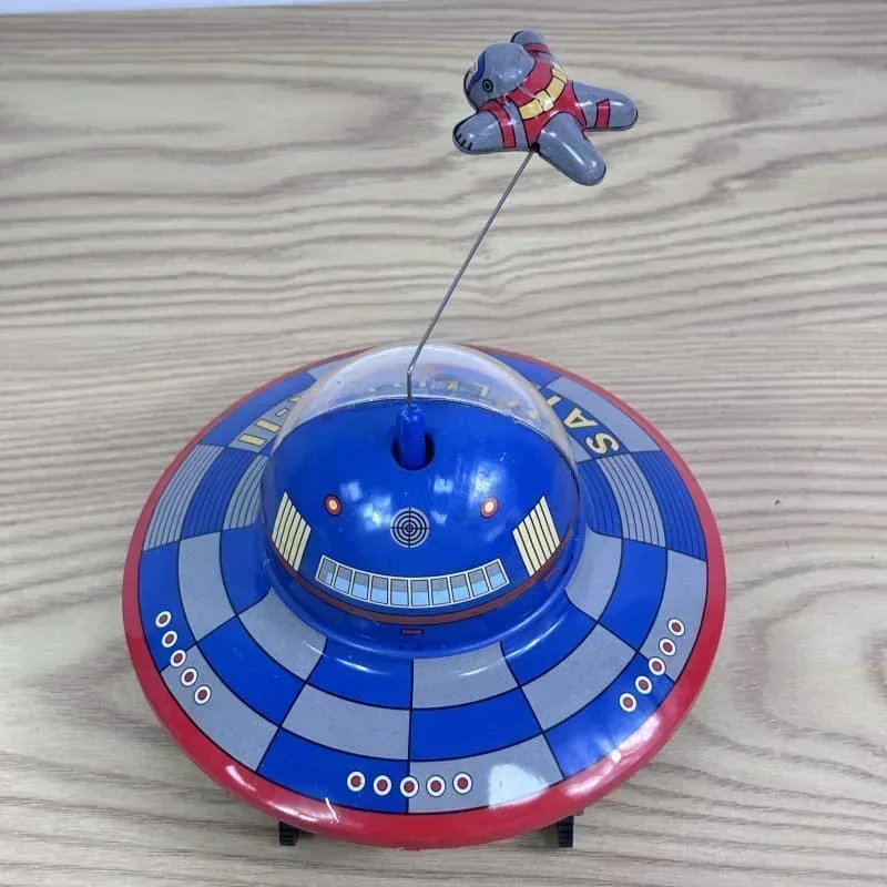 Disco volante in metallo di latta UFO nave spaziale modello figura astronauta giocattolo a carica collezione per adulti regalo di orologeria astronauta retrò