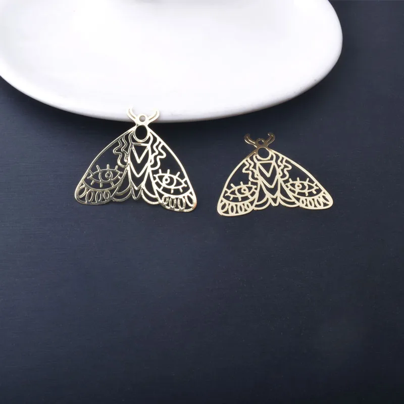 10 Stück Messing-Filigran-Anhänger mit hohlen, hellgoldenen Schmetterlingen und Schmetterlingsmotiven für Schmuck. – Detail 10
