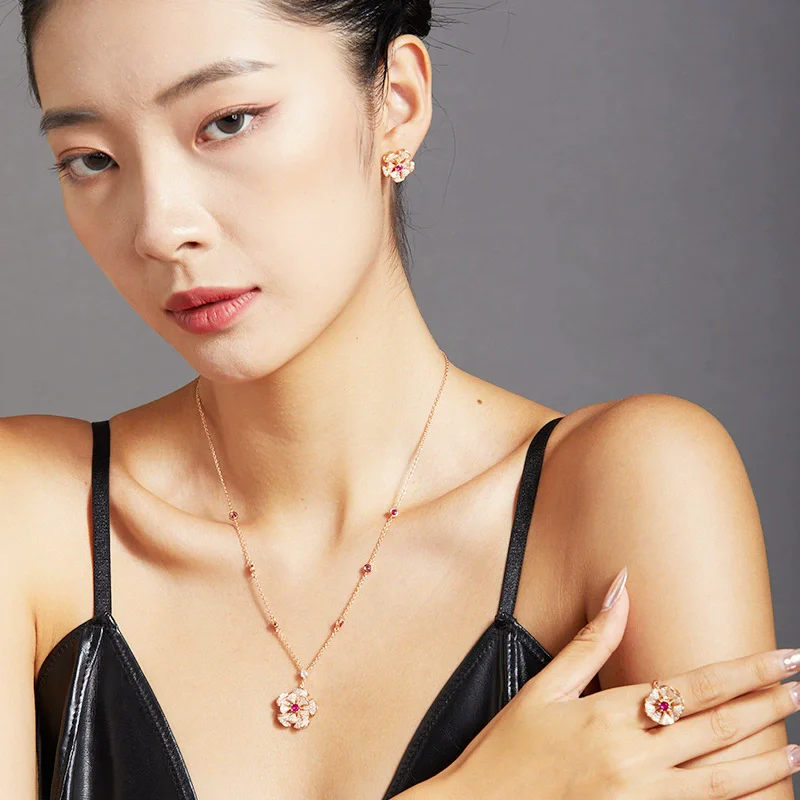 Conjunto de joyería chapada en oro para mujer, anillo de plata 925, pendientes, collar, incrustaciones, falda de circonita roja y verde, colgante en forma de abanico, moda