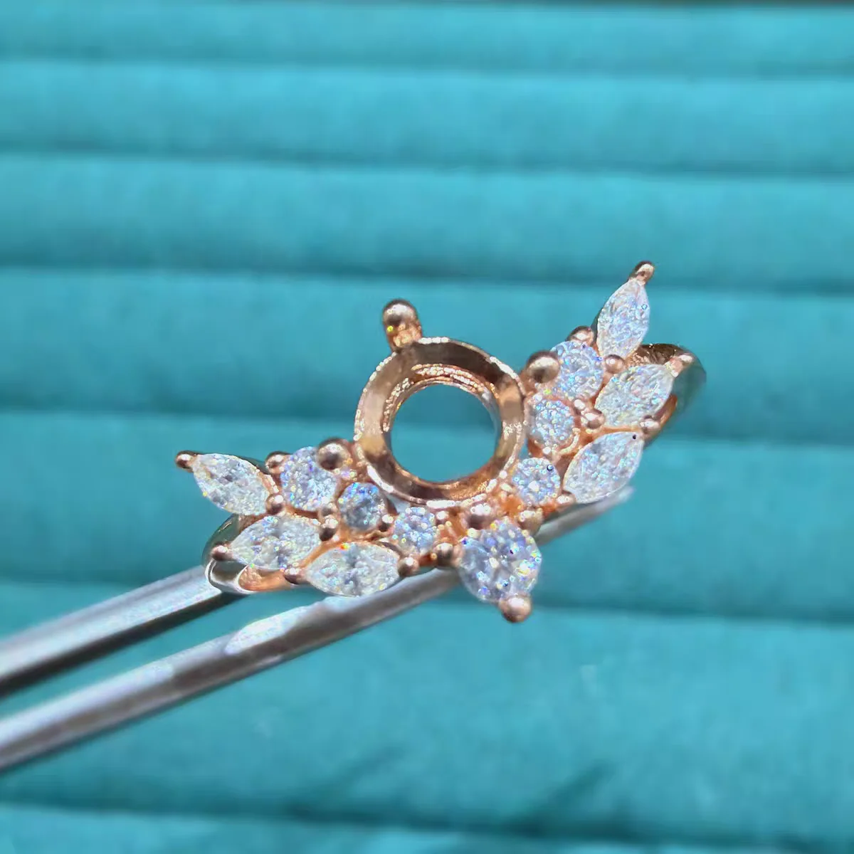 90 S925 pure silver ring with a circular 5 * 5mm ethereal and dreamy design. The ring has an empty holder that is not set