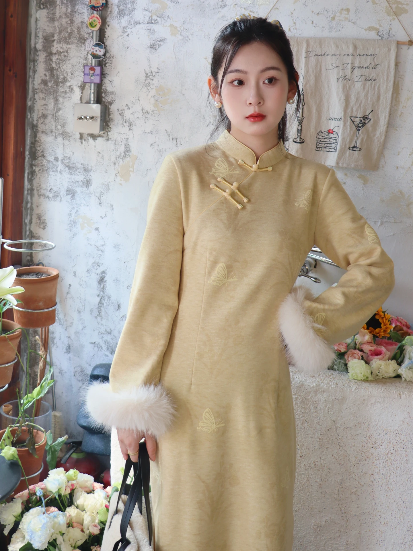 

Новое китайское зимнее платье-халат для женщин, утепленное флисом, желтое, с высоким качеством и премиальным видом, с длинными рукавами, с высоким разрезом, для повседневной носки