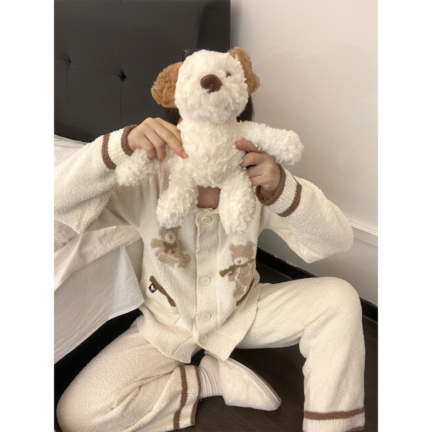 مجموعة نصف صوف محبوكة مطبوعة على شكل دب كرتوني قطيفة ولطيفة للنساء للخريف والشتاء طقم ملابس منزلية سميكة ودافئة بيجامات