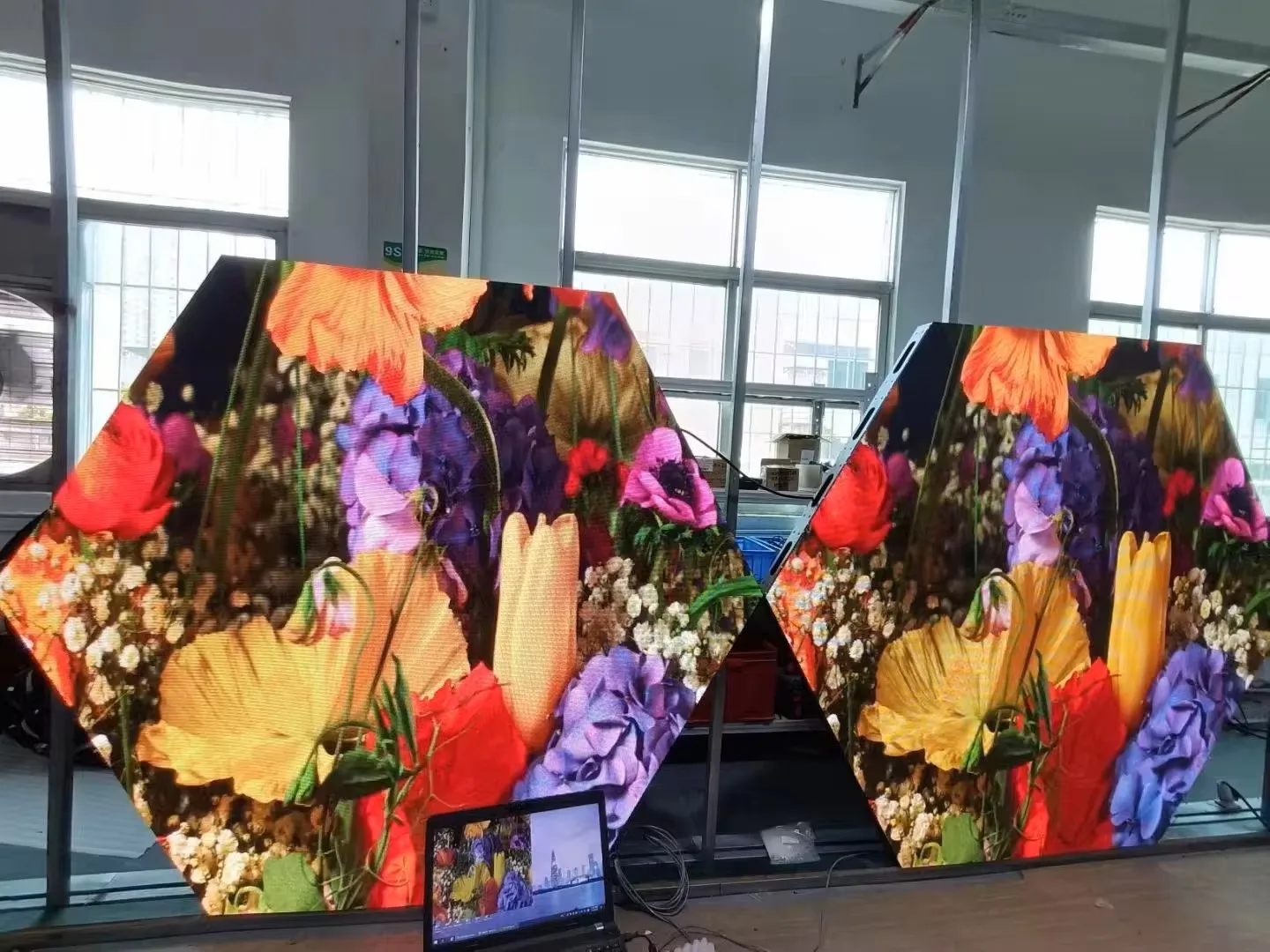 Full Color P1.875 533 LED Display Screen Irregular Signic Shape Magic Effect Hexagon Display Screen