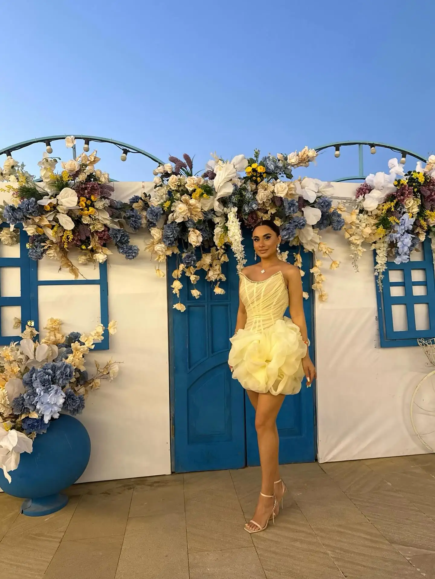 فستان قصير بكشكشة صفراء لطيفة للحفلات الراقصة مع خرز مشد قصير لحفلات الزفاف فستان الضيوف ثنيات تنورة الأورجانزا فستان الحدث