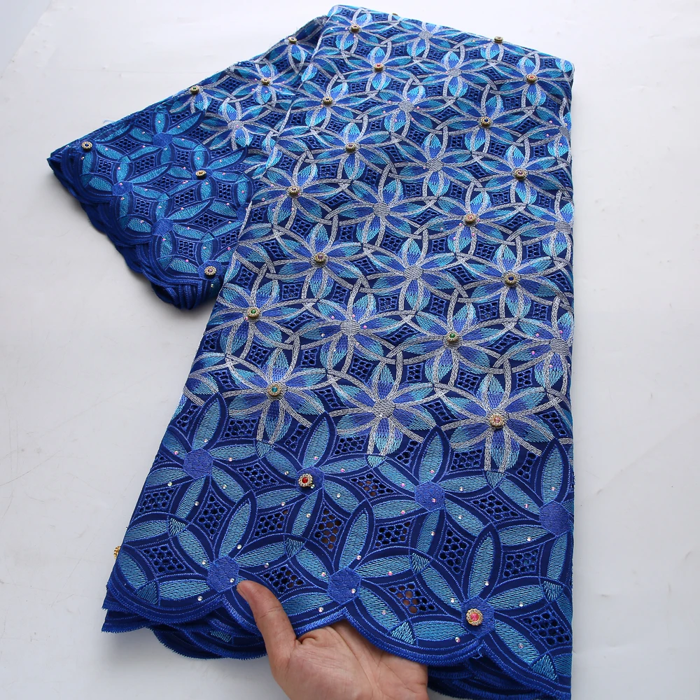 Luxuriöser königsblauer Schweizer Voile-Baumwollspitzenstoff mit Blumenstickerei und Strasssteinen, afrikanische nigerianische Trockenspitze für Hochzeitsfeier.