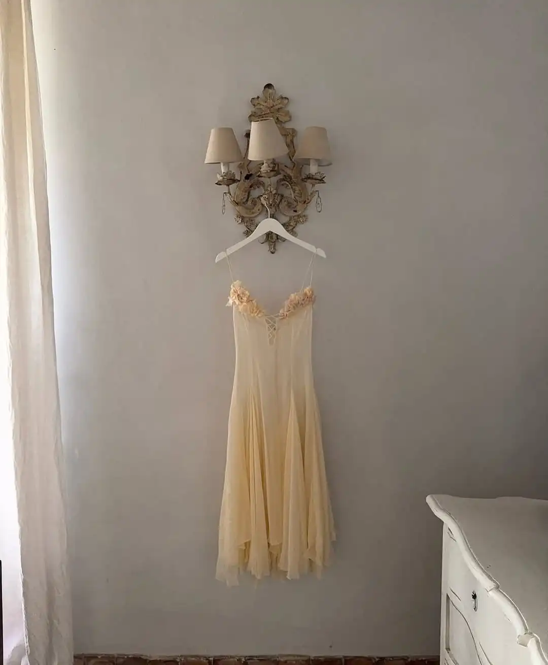 新しいデザインのセクシーなフルイリュージョンスパゲッティストラップイブニングドレス、バストに花柄、ユニークなスタイルのフリル、プロム、カクテル、ビーチドレス