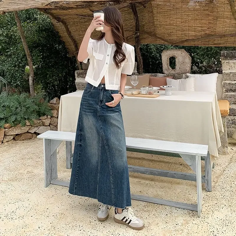 تنورة دينم زرقاء عتيقة بخصر عالٍ مع تصميم على الطراز الكوري وتنورة متوسطة الطول بفتحة خلفية