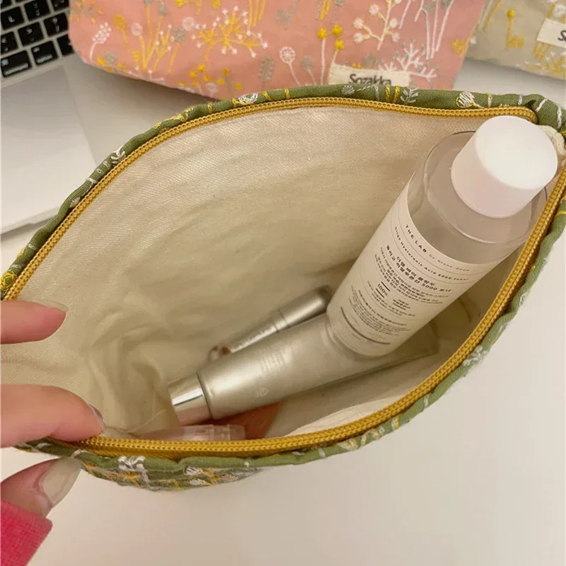 Borsa cosmetica per fiori con ricamo alla moda per le donne custodia per borsa da toilette portatile di grande capacità per il trucco del rossetto