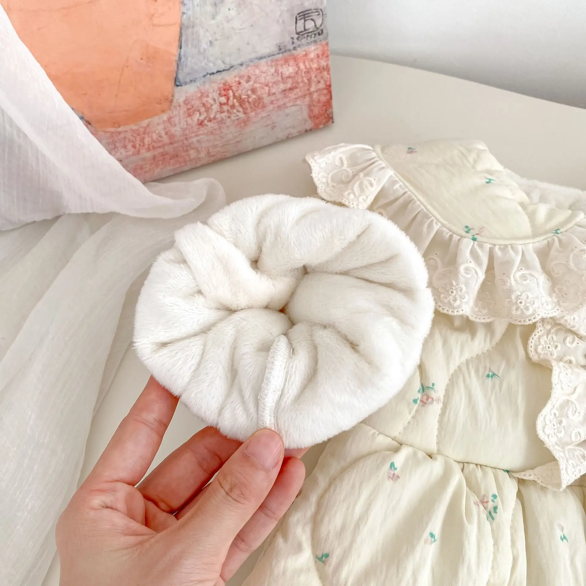 Zimowy kombinezon dla niemowląt z długim rękawem i kwiatowym wzorem, ocieplany pluszem, gruby pajacyk dla noworodków i małych dziewczynek, ciepłe ubranka z klapami, 2025