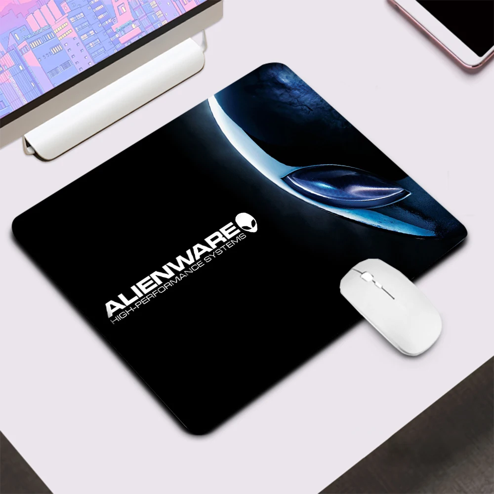 لوحة ماوس ألعاب صغيرة من Dell Alienware لوحة ماوس كمبيوتر للمكتب لوحة مفاتيح للمكتب وحصيرة من السيليكون للكمبيوتر المحمول