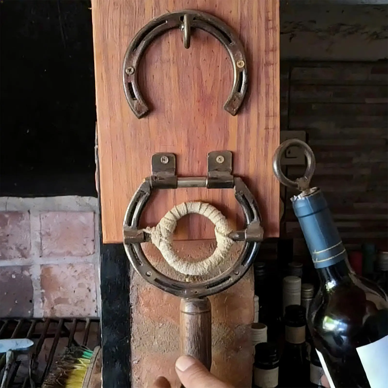Wall Mounted Wine Bottle Opener Vintage Horseshoe Design Kitchen Wine Opening Tool Farmhouse Corkscrew For Housewarming Home Bar