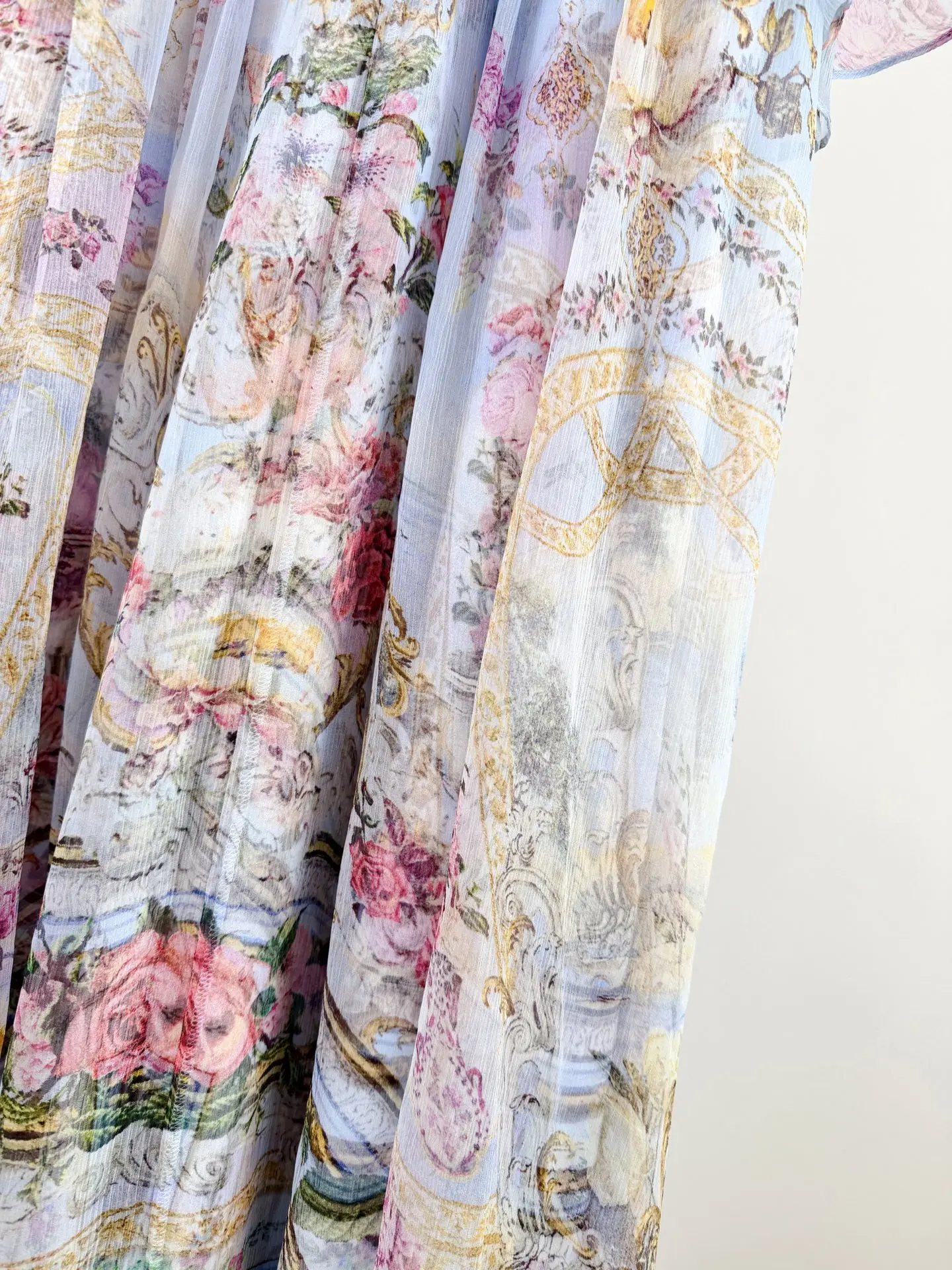 ชุดเดรสยาวสีฟ้าประดับคริสตัลลายดอกไม้ คอวี แขนบาน เอวยางยืด ผ้าไหมแท้ 100% สำหรับผู้หญิง