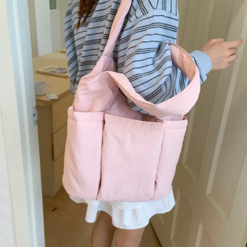 حقيبة حمل نسائية ذات سعة كبيرة 2025 حقيبة جديدة مطوية ناعمة تحت الإبط حقيبة كتف مفردة عصرية بسيطة ومتعددة الاستخدامات