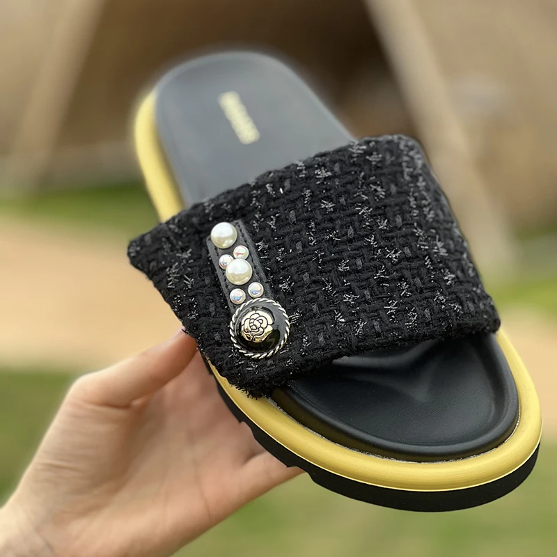 

Thick flat bottom round head anti-slip and wear-resistant camellia slippers 2025 summer new ladies' sandals