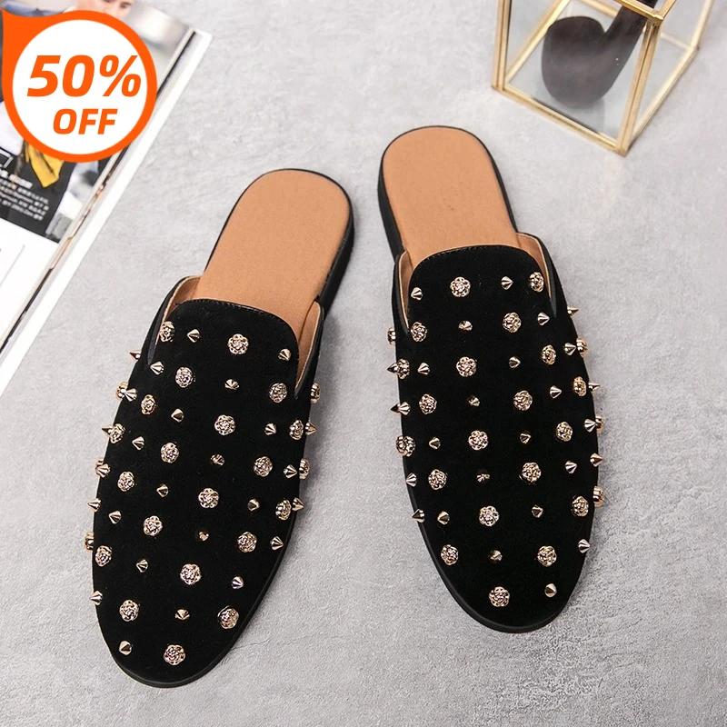 

Новые мужские полутапочки-мюли в стиле панк с заклепками, повседневные лоферы из лакированной кожи, дышащие серебристо-черные мокасины для вождения