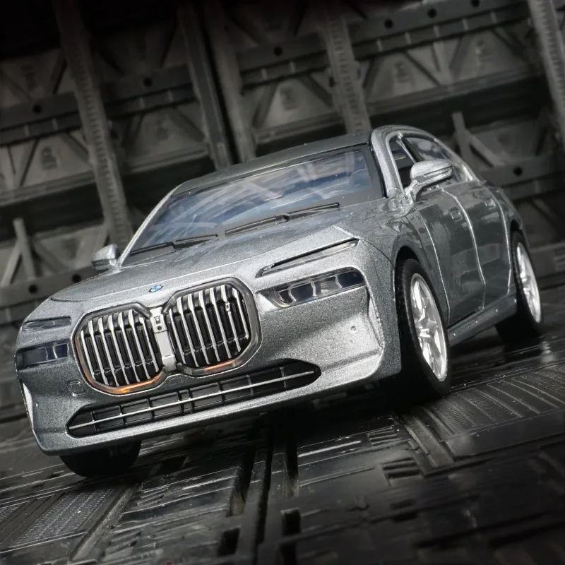 

1:32 BMW I7 alloy car model ornaments collection doors can open children's toys with rich details fine workmanship