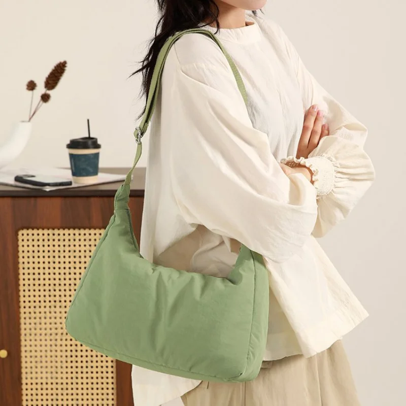 

Женская седельная сумка в стиле конного спорта, стильная кожаная сумка через плечо с изогнутым дизайном и конными деталями