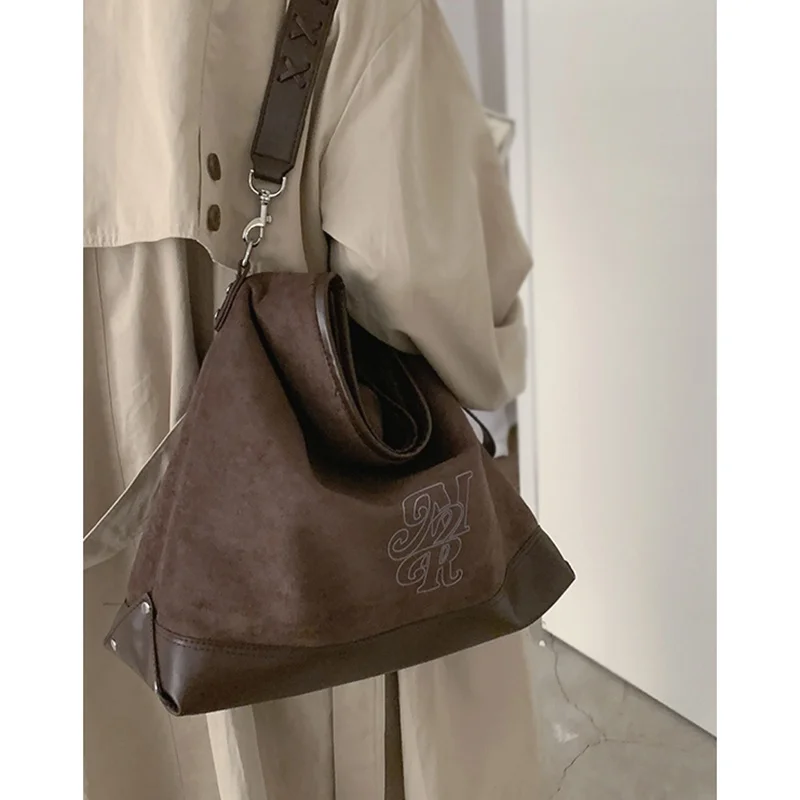 

Матовая женская сумка-тоут в стиле ретро, новинка 2023, модная сумка через плечо, большая сумка-клатч из искусственной кожи с магнитной цепочкой