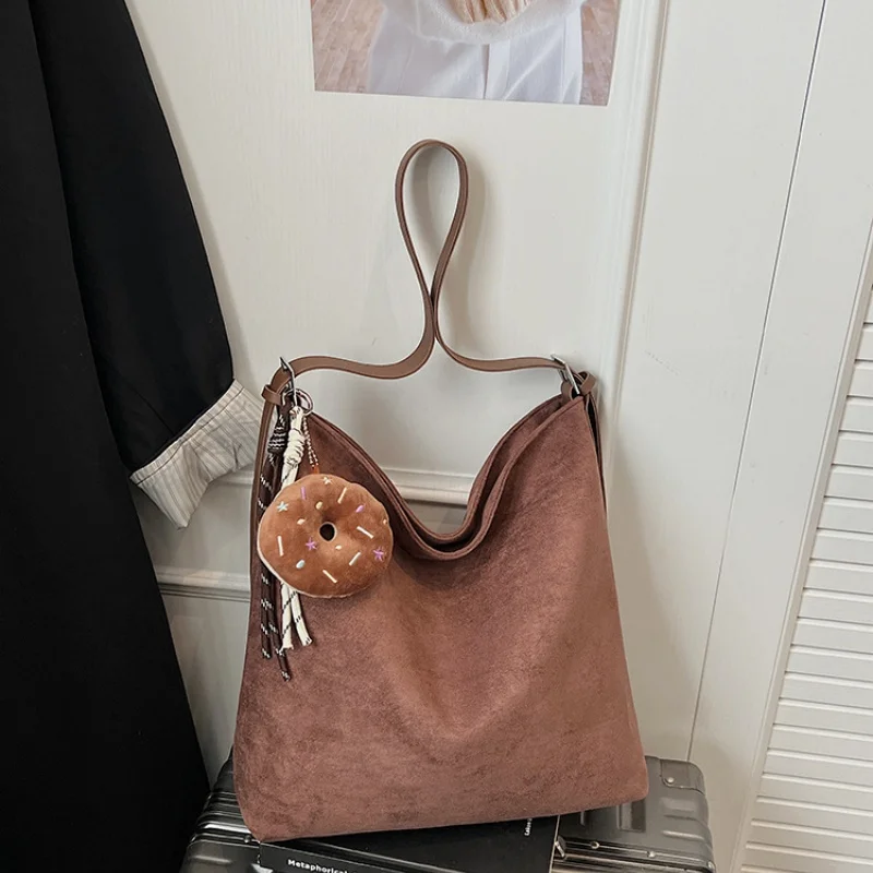 

Стильная ретро-сумка для женщин 2026 года: новая фактурная матовая сумка через плечо с большой вместимостью, сумка-тоут для повседневного использования