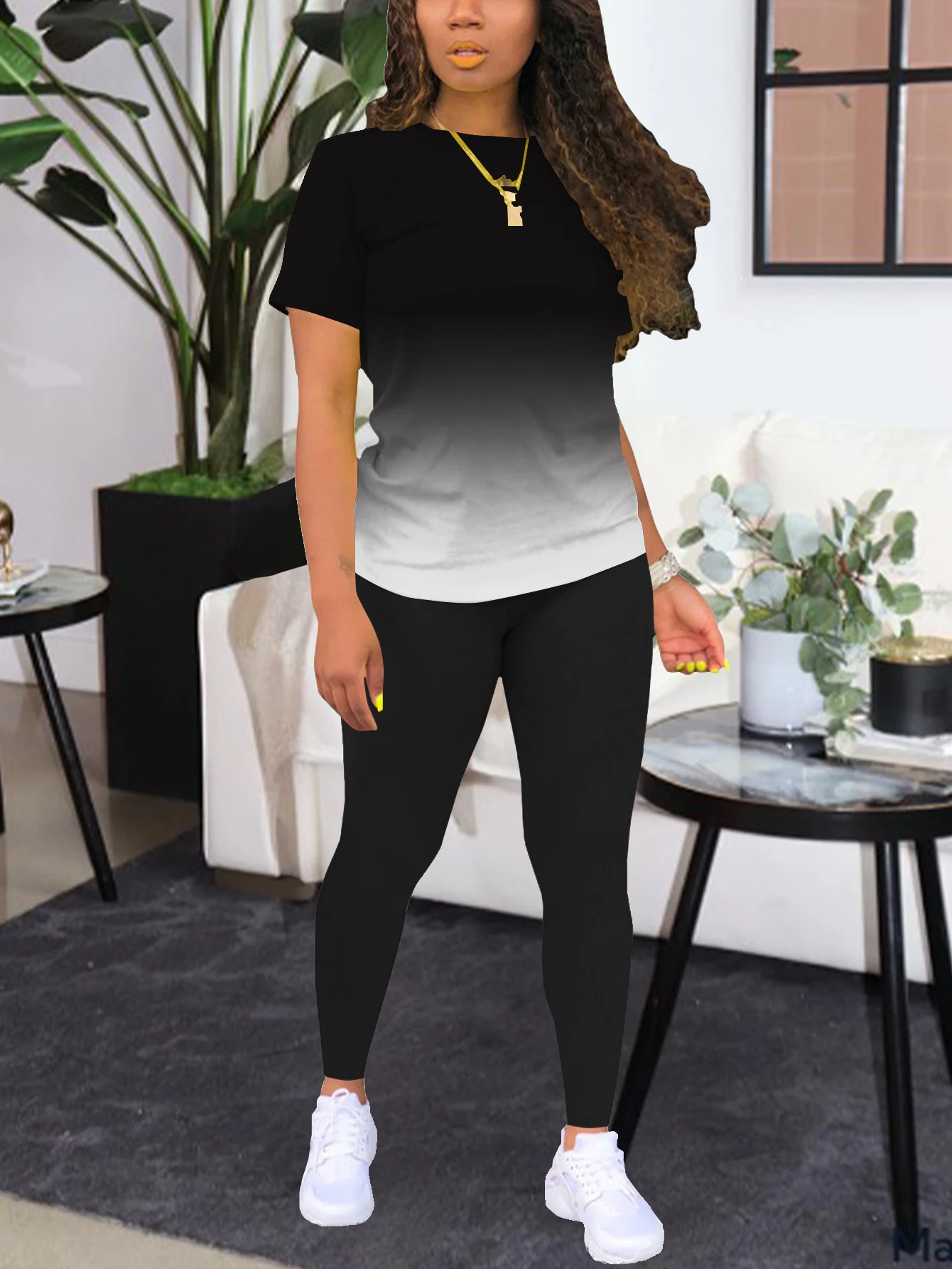 

Футболка с градиентными блоками цветов и шортами. Чистый однотонный градиентный дизайн. Выберите ваш любимый цвет. Повседневная одежда унисекс.