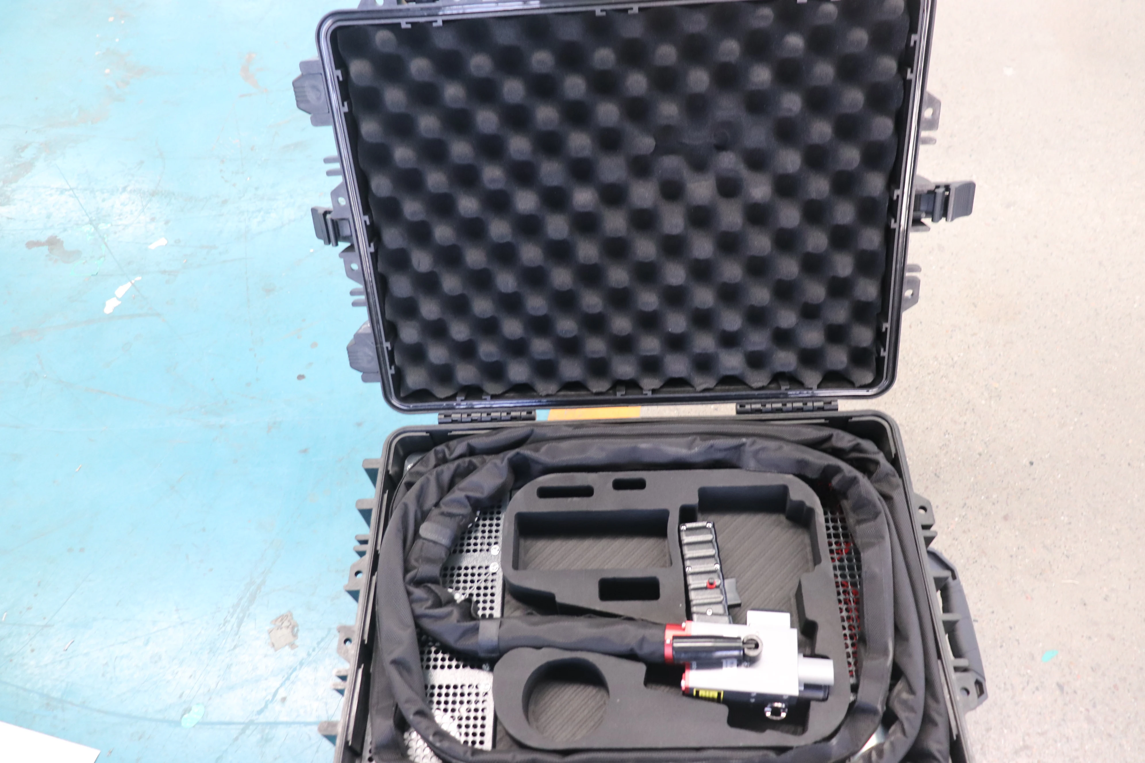 ضمان 3 سنوات آلات تنظيف الحقائب المحمولة والأمتعة المحمولة 45 كجم طلاء الصدأ تنظيف دقيق بالليزر للاستخدام المنزلي