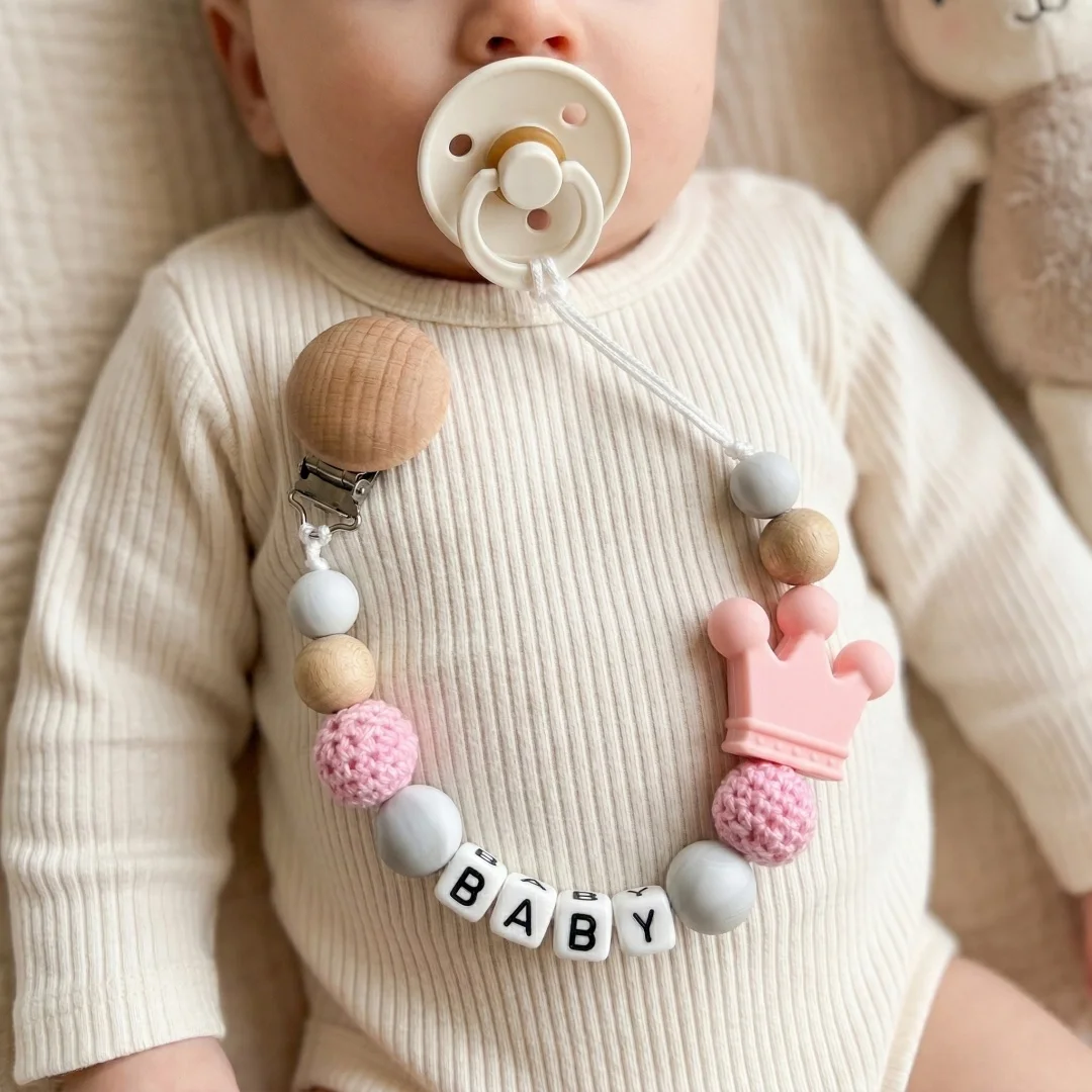 Prendedor de Chupeta Personalizado em Madeira de Faia Artesanal com Corrente, Coroa Rosa e Contas de Silicone, Mordedor de Bebê com Letra BABY, Presente para Dentição