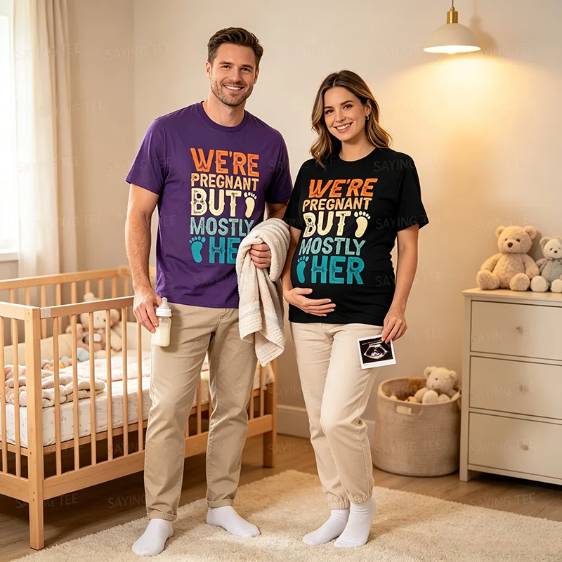 Wir sind schwanger, aber es ist hauptsächlich ihre Sache, Paar-Schwangerschaftsankündigungs-T-Shirt, Y2k-T-Shirt mit Grafik für den ersten Papa und die erste Mama, personalisiert – Detail 4
