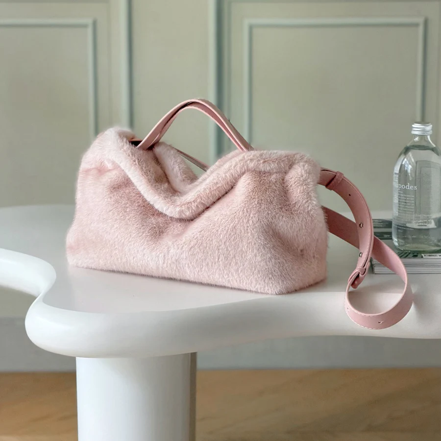 Autumn/Winter New Style and Versatile Crossbody Handbag with Unique Design in Faux Fur Large Capacity Tote Plush Purses Bolsa