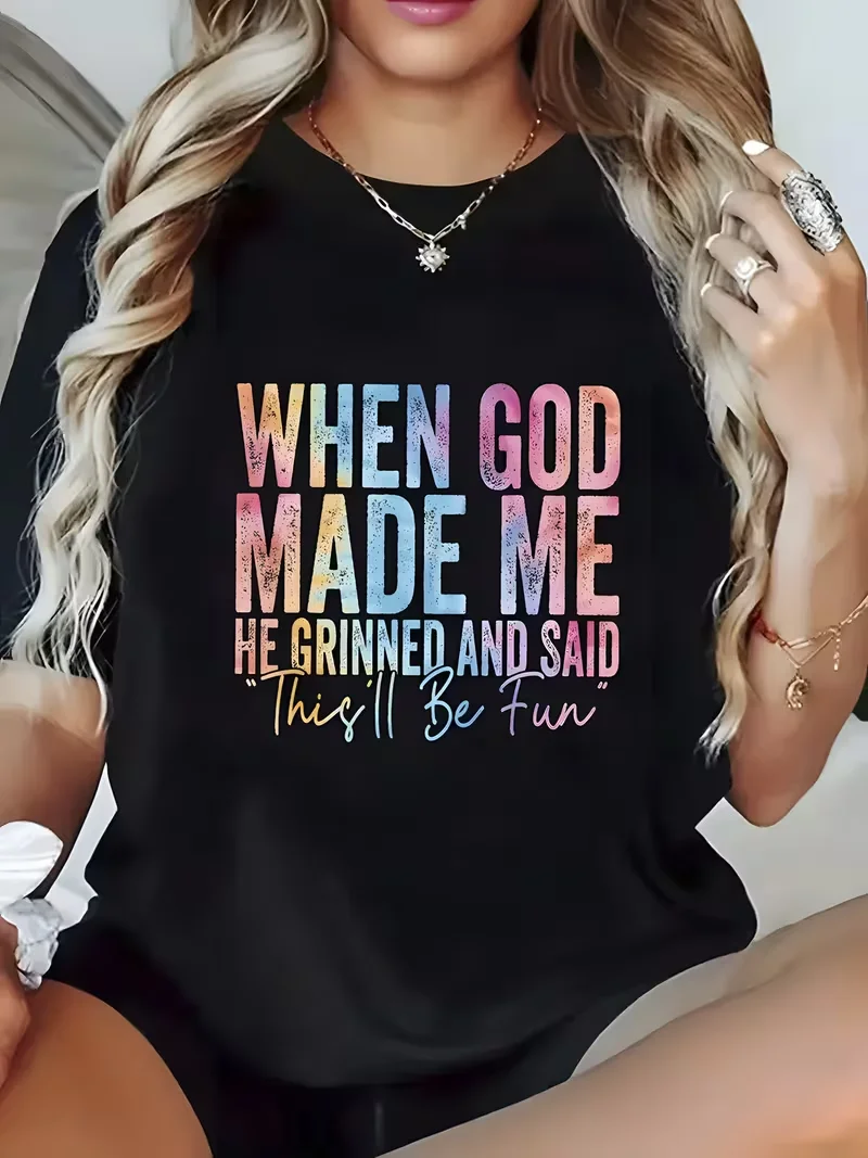 Camiseta de fe cristiana para mujer con versos bíblicos "Doy sonrí cuando me creó" y "Soy fuerte y sonríe" estampada