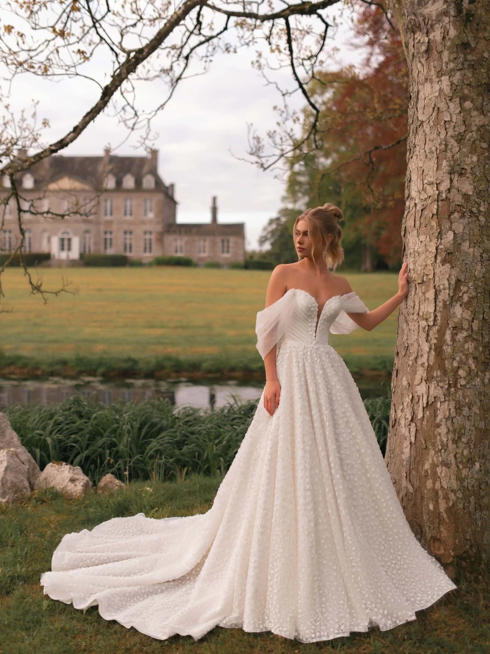 Off Shoulder Wedding Dress Deep V Neck Tulle Bubble Sleeves Low Back Romantic 3D Embellished Bridal Gown For Garden Weddings