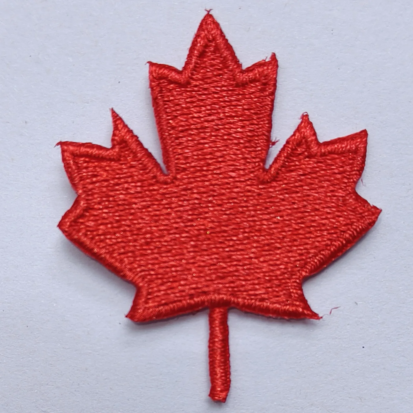Hot! CANADIAN RED MAPLE LEAF Iron On Patch Canada Symbol On Clothes DIY Cartoon Patch For Clothes Sticker(≈ 3.5 * 4.1 cm)