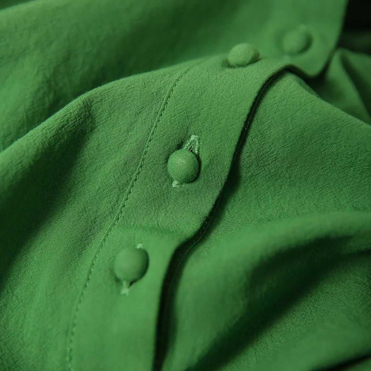 قميص بأكمام منتفخة بلون سادة للنساء مع تصميم متخصص، قميص جديد فضفاض ومتعدد الاستخدامات