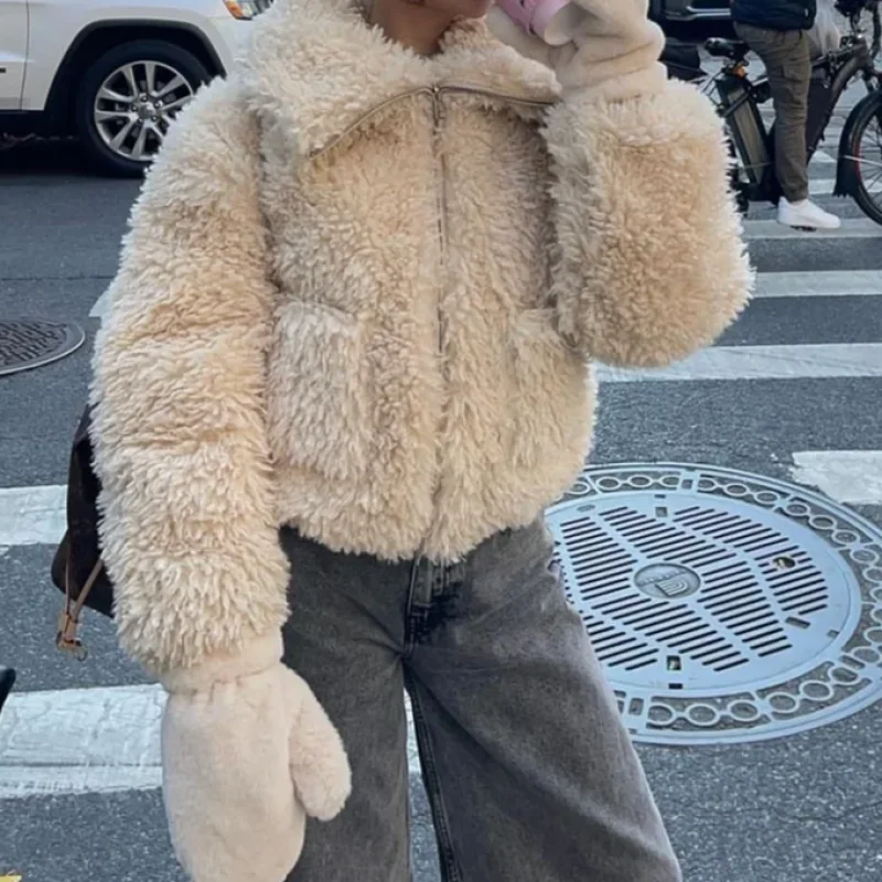 

Lamb fur and fur integrated jacket for women in autumn and winter 2025 new style, with a short lapel and plush thick jacket