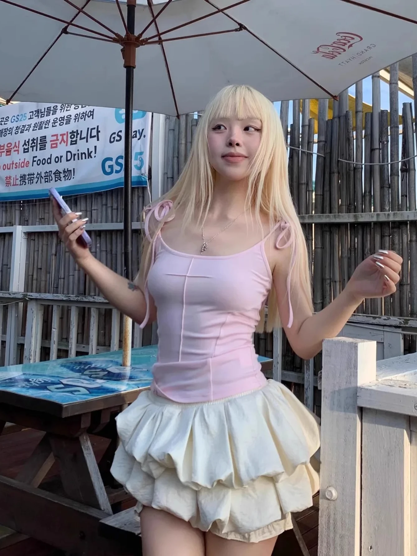 Koszulka na ramiączkach z motywem anielskich skrzydeł, idealna jako odzież wierzchnia, seksowna, z odkrytymi plecami, estetyka dla dziewczyn, modny trend, biały nadruk, uniwersalna na co dzień.